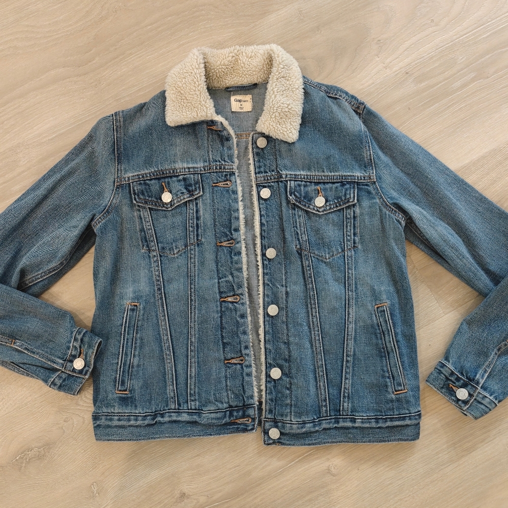 GAP Jean Jacket || Medium - Picture 2 of 2